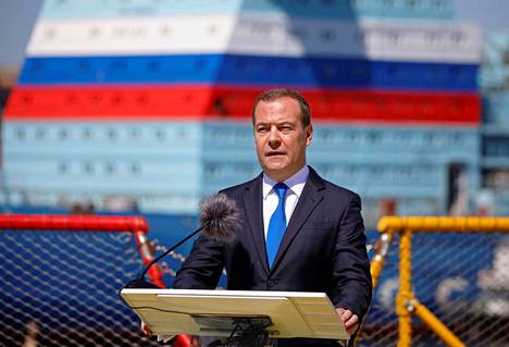 Dmitri Medvedev puhui keskiviikkona telakkatyöläisten päivän juhlallisuuksissa Pietarissa.
