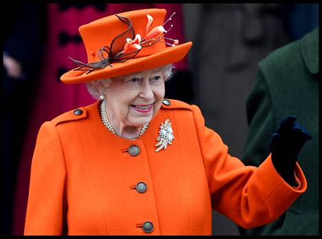 Kuningatar Elisabet joulupäivänä 2017. Kuningattaren asun näyttävin elementti on oranssihattu, jossa on samansävyinen kukkakoriste. 