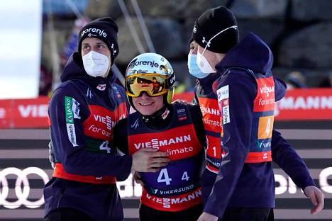 Slovenian Anze Lanisek (kesk.) juhli joukkuekavereidensa Timi Zajcin, Domen Prevcin ja Peter Prevcin kanssa voittoa Vikersundissa.