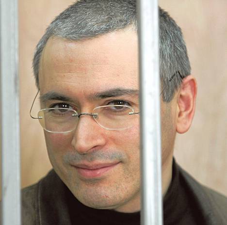 Mihail Hodorkovski asuu nykyään Sveitsissä. Hän on sanonut, ettei aio palata Venjäjälle niin kauan, kun tuomioistuimen määräys satojen miljoonien eurojen arvoisten verorästien takaisinmaksusta on voimassa.