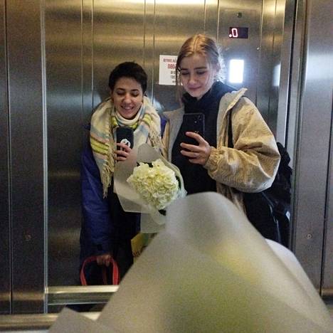 Jekaterina Pereverzeva (vasemmalla) kävi ystävänsä Linan kanssa ostamassa naistenpäiväksi kukkia. He ovat vuokranneet Tšernivtsistä yhdessä asunnon.