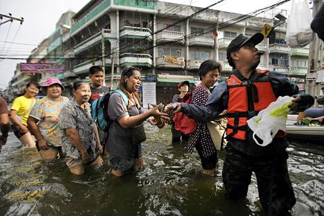 Tulvan koetteleman alueen asukkaat saivat ruoka-apua lauantaina Bangkokissa.