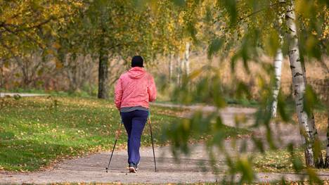 Osteoporoosia voi ehkäistä muun muassa liikunnalla.