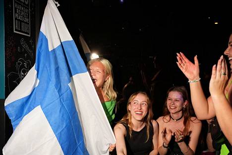 Veera Leppänen (vas.) heilutteli Suomen lippua riehakkaissa viisufinaalitunnelmissa Street Pride Barissa Helsingissä. 