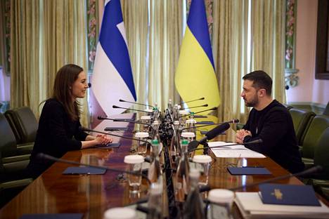 Marin ja Zelenskyi neuvottelupöydän ääressä perjantaina Kiovassa.