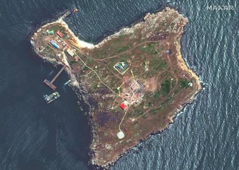 Спутниковый снимок острова Змеиный, сделанный 12 мая компанией Maxar Technology. Хорошо видны разрушенные постройки. Фото: LEHTIKUVA
