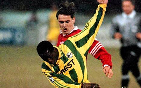 Spartakin Ilja Tsimbalar (takana) taisteli pallosta Nantesin Claude Makelelen kanssa vuonna 1996 Moskovassa pelatussa Mestarien liigan ottelussa.