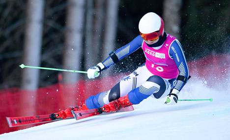 Rosa Pohjolainen laskemassa ensimmäistä laskuaan suurpujottelukisassa nuorten talviolympialaisissa.
