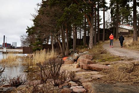 Espoon ylpeys rantaraitti törmää Nuottaniemessä aitaan, joka estää pääsyn yksityisen maanomistajan rantaan.