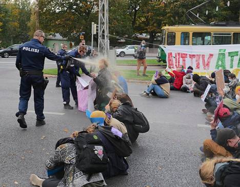 Helsingin poliisi käytti kaasusumutetta Elokapina-liikkeen mielenosoittajia vastaan Helsingin Kaisaniemessä lokakuun alussa. Kuva on lukijan ottama.