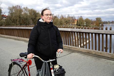 Henna Heinonen just started her economics studies in Joensuu.  He lives in Penttilä, but not near unfinished buildings.  Heinonen has followed the news about the buildings.  