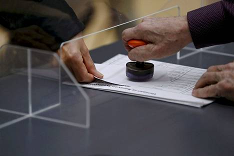 Äänestäjä Vantaan Korsossa aluevaalien varsinaisena vaalipäivänä sunnuntaina.