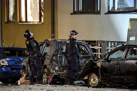 Tukholman keskustassa tapahtunut räjähdys vaurioitti muun muassa läheisiä autoja.