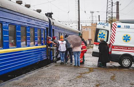 В первом поезде «Врачей без границ» находились девять пациентов, получивших ранения в Мариуполе или во время попытки уехать из города. Поезд прибыл во Львов 1 апреля. Фото: «Врачи без границ»