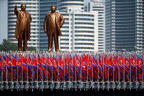 Pohjois-Korea järjesti suuren sotilasparaatin Pjongjangissa viime huhtikuussa. Kuvan patsaat esittävät maan edesmenneitä johtajia Kim Il-sungia (vas.) ja Kim Jong-iliä.