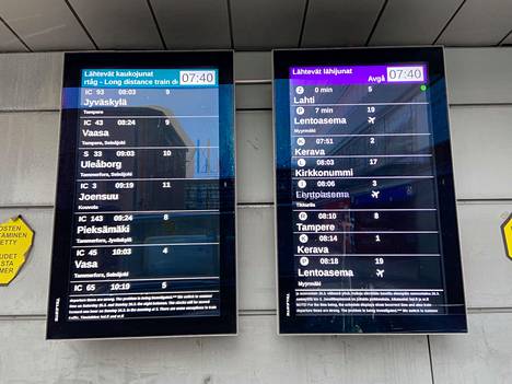 Helsingin Päärautatieasemalla junien lähtöaikataulu näytti varhain sunnuntaina vielä talviaikaa. Kuva otettu sunnuntaina kello 8.40.