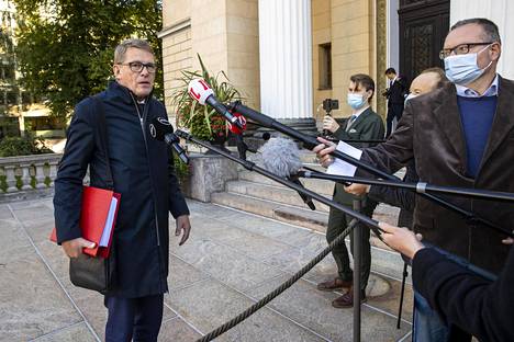Valtiovarainministeri Matti Vanhanen saapumassa Säätytalolle.