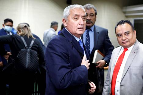 Guatemalan entinen presidentti Otto Pérez puhumassa asianajajilleen keskiviikkona sen jälkeen, kun hänet todettiin syyllistyneen korruptioon.