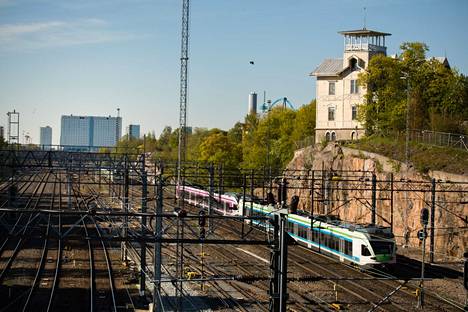 Lähijuna ohittaa Linnunlaulun vuonna 2019.