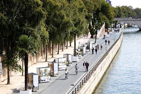 Pariisilaiset kävelivät maanantaina autotonta Seinen rantaa.