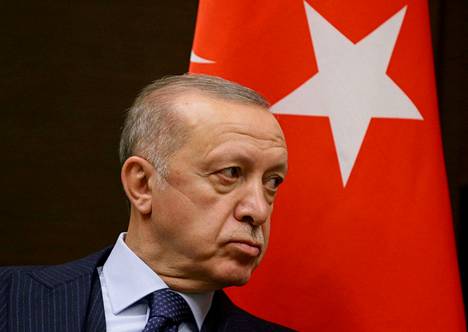 Turkin presidentti Recep Tayyip Erdoğan määräsi lauantaina Turkin ulkoministeriön julistamaan Suomen ja yhdeksän muun maan suurlähettiläät ei-toivotuiksi henkilöiksi.