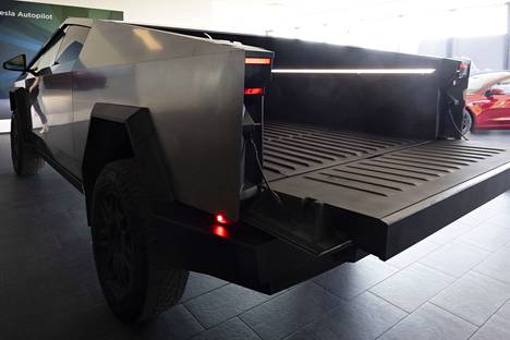 The Cybertruck has a 1.8 meter long platform that can be covered with a moving hood at the push of a button.