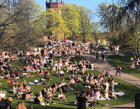 Suuri määrä ihmisiä vietti iltaa Sinebrychoffin puistossa helatorstain aattona 12. toukokuuta.