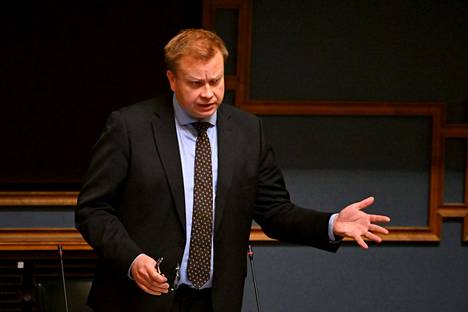 Puolustusministeri Antti Kaikkonen (kesk) eduskunnan kyselytunnilla torstaina.