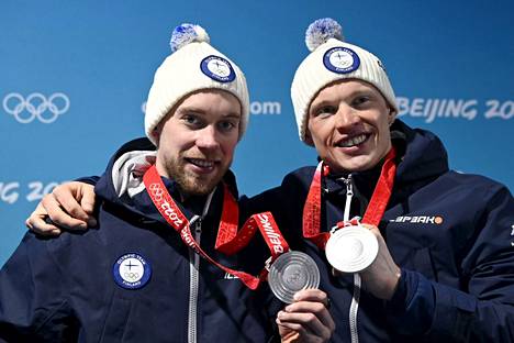 Joni Mäki ja Iivo Niskanen hiihtivät hopeaa olympialaisten pariviestissä