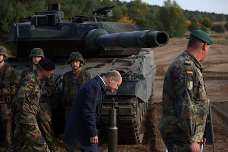 Saksan liittokansleri Olaf Scholz alitti Leopard-vaunun tykinputken Pohjois-Saksassa järjestetyssä harjoituksessa viime lokakuussa. 