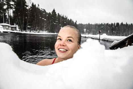 Elina Mäkinen kilpailee kilometrin matkalla kuukauden päästä järjestettävissä jääuinnin MM-kilpailuissa Venäjän Murmanskissa.