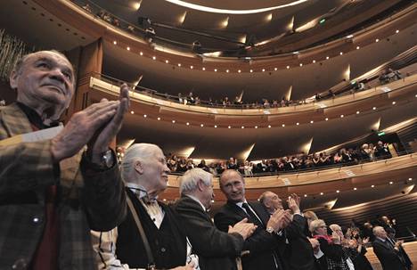 Vladimir Putin gaalakonsertissa Mariinski-teatterissa toukokuussa 2013. 