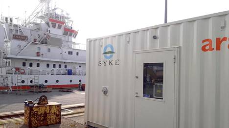 Tutkimusalus Aranda ja rannikkovesien tilan seurantaan rakennettu laboratoriokontti ovat seiseet koko kesän Rauman telakalla.
