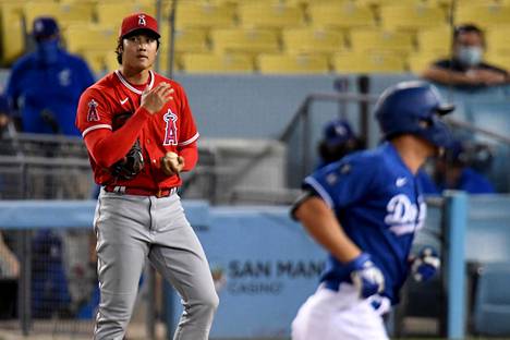 Shohei Ohtani (vas.) on Angelsin ykkössyöttäjä. Kuva ottelusta Los Angeles Dodgersia vastaan.