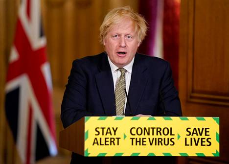 Britannian pääministeri Boris Johnson pitämässä lehdistötilaisuutta koronavirustilanteesta sunnuntaina.