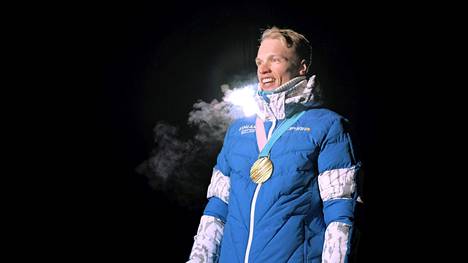 Olympiavoittaja Iivo Niskasta juhlittiin kotikylällä – mies kuittasi hengityksestä valittaneelle venäläiselle Ylen lähetyksessä: ”Harvapa sitä hengittämättäkään hiihtää”