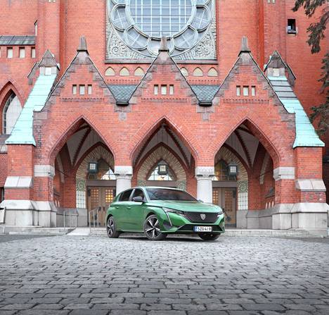 Uusi 308 on terävän tyylikäs. Auto kuvattiin Turussa Mikaelinkirkon edustalla.