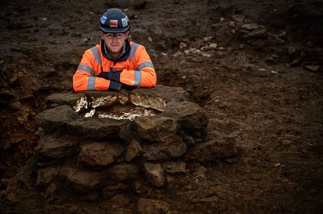 Kaivauksien johtaja James West nojasi arkeologien löytämän kaivon seinämään Blackgroundsissa. 
