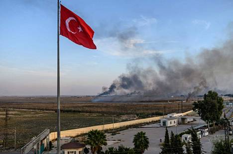 Turkin lippu vedettiin salkoon taisteluiden keskellä  Tal Abyadissa Syyrian puolella rajaa, kun Turkki aloitti edellisen hyökkäyksensä Syyrian kurdialueille lokakuussa 2019.