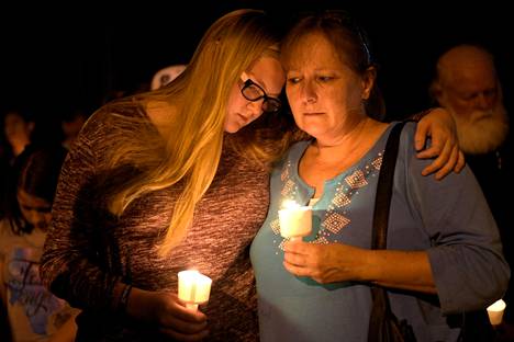 Terri ja Brooke Kalinec osallistuivat joukkomurhan uhrien muistoksi järjestettyyn muistotilaisuuteen Sutherland Springsissä Texasissa sunnuntai-iltana.