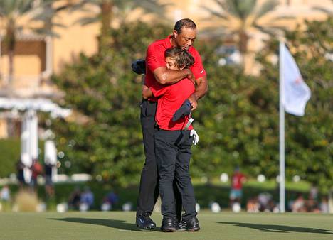 Tiger Woods ja Charlie Woods kuvattuna viime vuonna PNC Championshipin viimeisen kierroksen jälkeen.