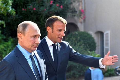 Ranskan presidentti Emmanuel Macron (oikealla) vie Venäjän presidentti Vladimir Putinin vierailemaan kesäasunnollaan Bregancon linnoituksen lähellä. Kuva on elokuulta 2019.