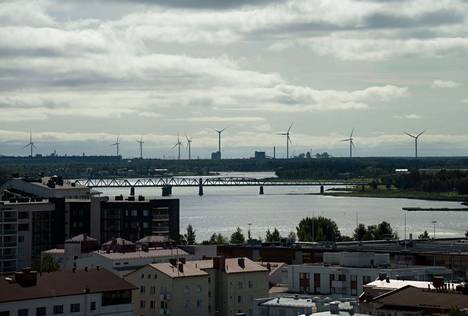 Tuulivoimaloita Tornion taivaanrannassa elokuussa. Suomen tuulivoima keskittyy maan läntiselle puoliskolle.