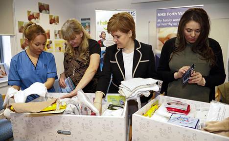 Skotlannin pääministeri Nicola Sturgeon (2. oik.) oli jakamassa ensimmäisiä äitiyspakkauksia uudenvuodenpäivänä.