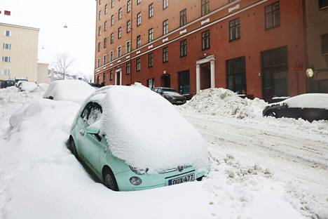 Lumi hankaloitti autoilijoiden elämää viikonloppuna Helsingissä.