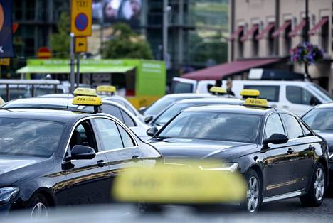 Taksiuudistus on ollut voimassa pari vuotta ja tuonut alalle uusia yrittäjiä. Kuvassa takseja Helsingin rautatieasemalla.