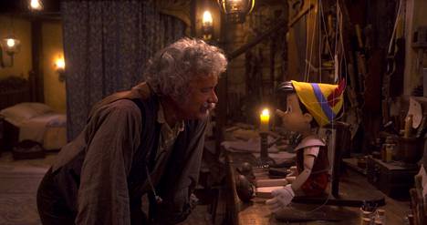 Ohjaaja Robert Zemeckisin kanssa ennenkin työskennellyt Tom Hanks näyttelee Pinocchion veistäjää Geppettoa. Ehkäpä johtuen oikean vastanäyttelijän puutteesta Hanks ei aina onnistu kehittämään lämpöä näyttelemiseensä.