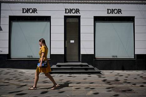 Monet ulkomaiset yritykset ovat  vetäytyneet Venäjältä sodan takia. Ohikulkija Diorin suljetun myymälän edessä Moskovassa viime kesäkuussa.