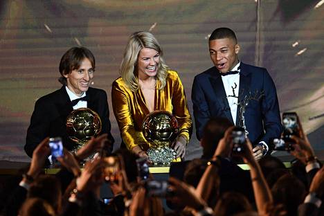 Luka Modric, Ada Hegelberg ja Kylian Mbappé (vuoden nuori pelaaja) palkittiin Pariisissa maanantaina.