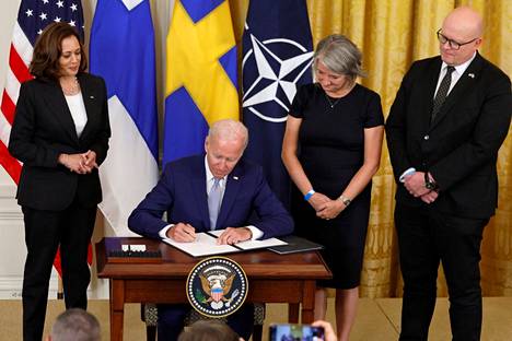Presidentti Joe Biden viimeisteli allekirjoituksellaan Suomen ja Ruotsin Nato-jäsenyyksien ratifioinnin Yhdysvalloissa. Tapahtumaa todistamassa varapresidentti Kamala Harris (vas.), Ruotsin suurlähettiläs Karin Olofsdotter ja Suomen suurlähettiläs Mikko Hautala.